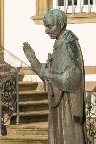 Statue vom heiligen Borromäus vor Kloster Grafschaft